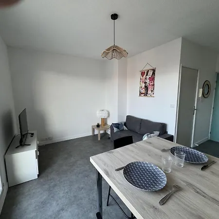 F2 Neuf, Centre Ville, Terrasse, Wifi, Garage En Option * Clermont-Ferrand